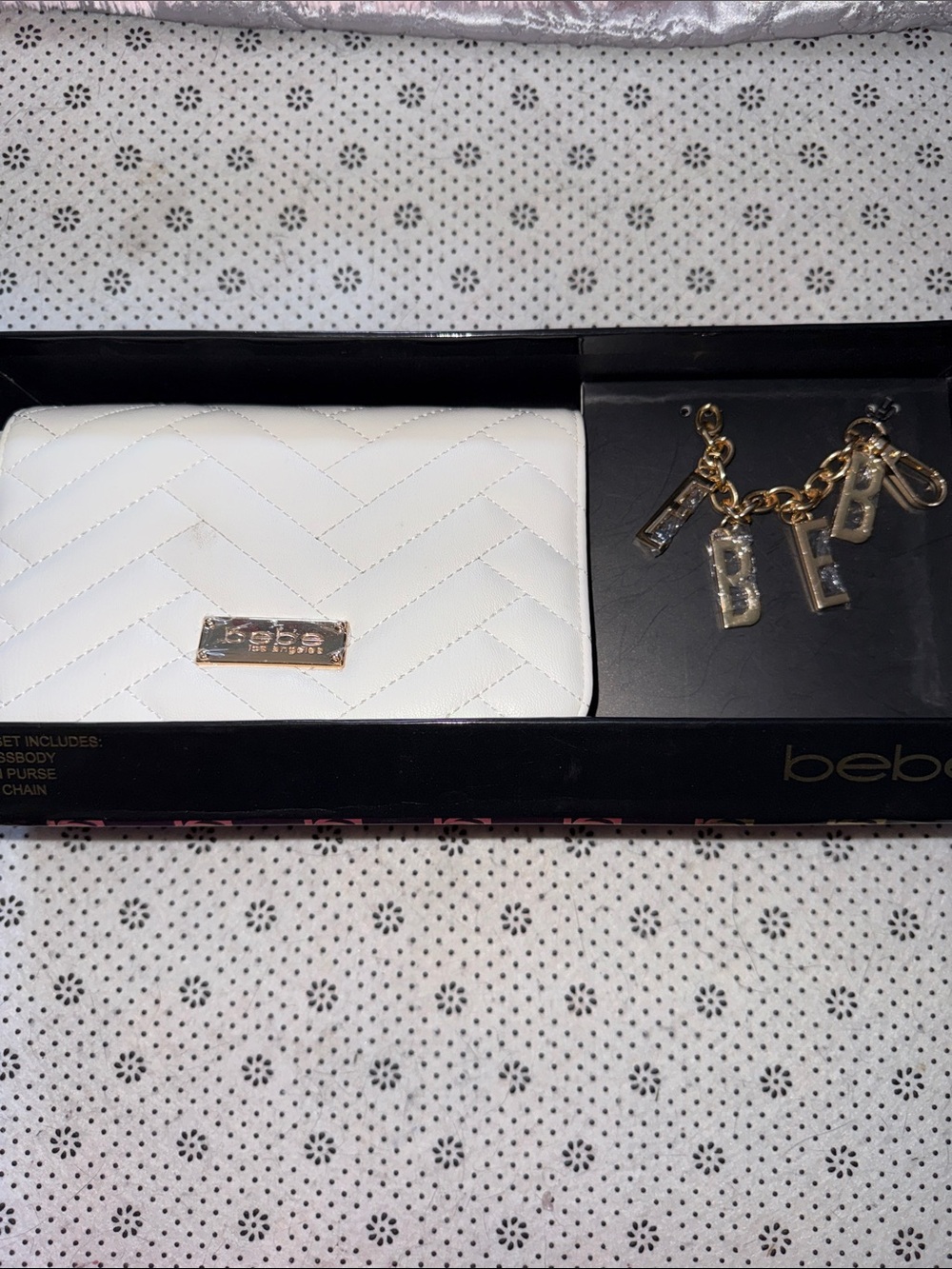🛍 NWT 🛍bebe White Quilted Wallet with Gold Charm Accents